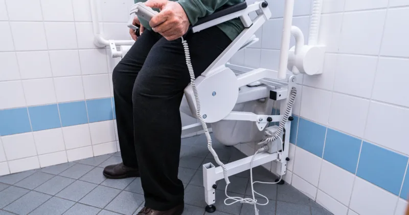 bedienung einer wc-aufstehhilfe r2dfx im bad, höhenverstellbarer neigungswinkel, elektronischer toilettenlift