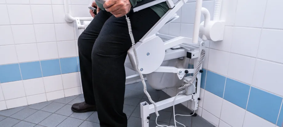 bedienung einer wc-aufstehhilfe r2dfx im bad, höhenverstellbarer neigungswinkel, elektronischer toilettenlift
