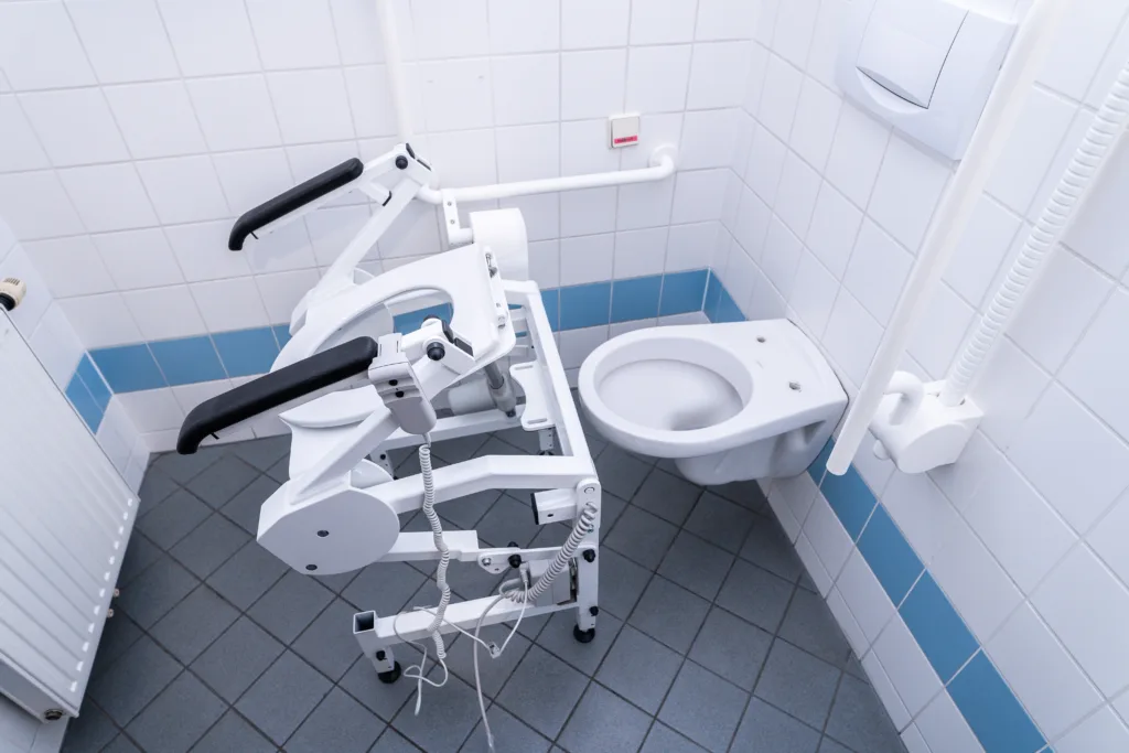 wc-aufstehhilfe wird über toilette geschoben, keine installation notwendig, lift-and-go