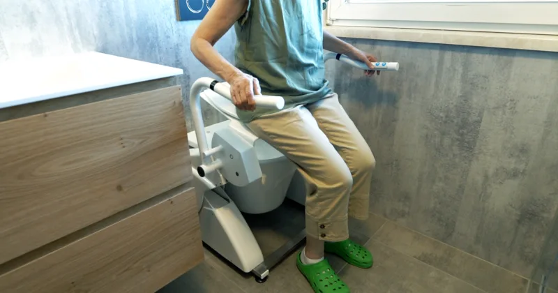 toilettenlifter bringt dame wieder zum aufstehen, wc aufstehhilfe