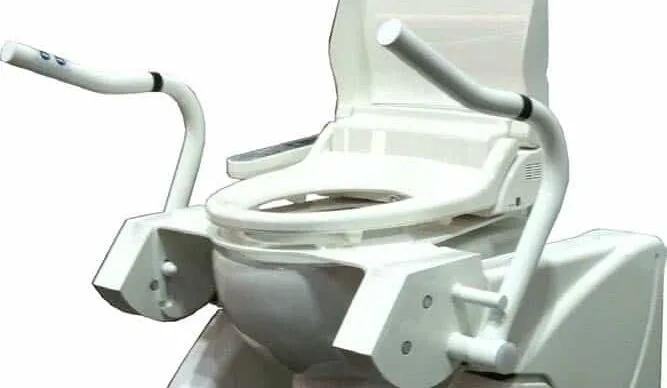 B) Hochklappbare Sicherheitsgriffe mit integrierter Steuerung